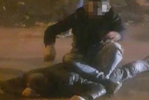 Hrsz yakalad, kamasn diye zerine oturup polisi bekledi