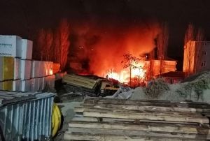 Gecekondu alev alev yand