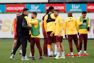  Ozan Kabak, Galatasaray antrenmann ziyaret etti