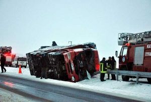 Kayseri'de devrilen TIR'n srcs ld