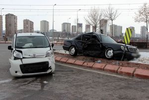 Otomobil ile ticari ara arpt: 9 yaral