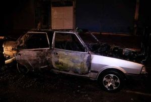 Kendisini babasna ikayet eden kiinin arabasn kundaklad