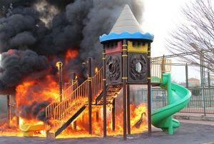 Kayseri'de ocuk park benzin dklerek, yakld