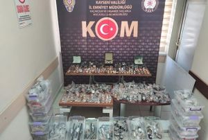 Kaaklk polisinden 500 bin TL'lik kaak saat operasyonu