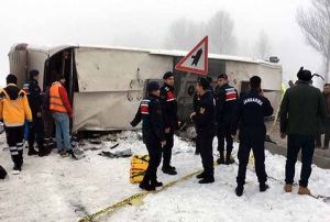  Yolcu otobs devrildi: 29 yaral
