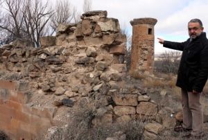 Tarihi camiden geriye minaresi kald