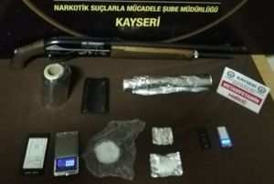 Uyuturucu ticareti yapan 2 kii gzaltna alnd