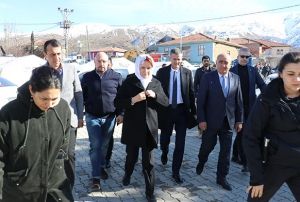 Meral Akener'den depremde lenlerin yaknlarna taziye ziyareti