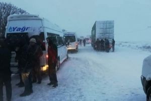  Kayseri-Ankara  yolu kar ya nedeniyle trafie kapatld