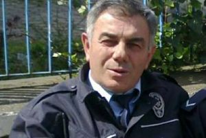 Emekli polis deniz kenarnda tabancayla intihar etti
