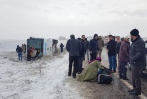 Kayseri'de yolcu otobs devrildi, ok sayda yaral var
