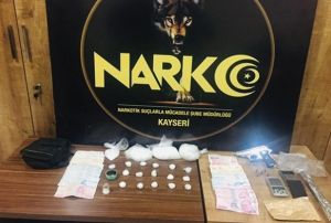 Polis aralarna arparak kaan uyuturucu tacirleri yakaland