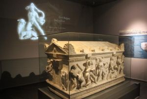 naatn temel kazsnda bulunan Herakles lahdi, mzede sergileniyor