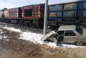 Hemzemin geitte yk treni ile otomobil arpt: 2 yaral
