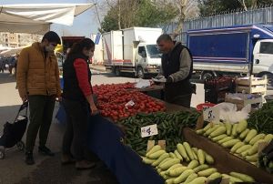 Pazarda semece yasakland, yiyecekleri pazarclar poetledi