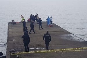 Vcuduna arlk balad, denize atlayarak intihar etti