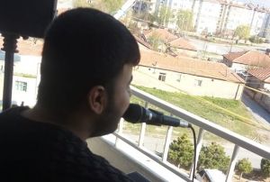 Komular iin balkondan konser verdi