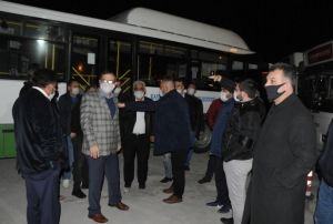 Halk otobs ofrleri gnderilen 'mesaj' zerine yol kapatp eylem yap