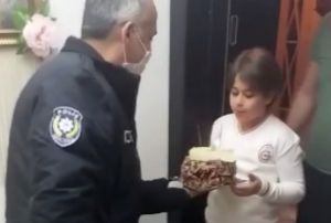 Polis ekiplerinden 10 yana giren Emir Kaan'a 'Pasta' srprizi