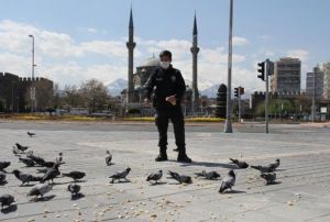 Gvercinleri polisler besledi