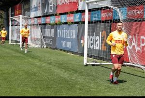  Galatasaray'dan sosyal mesafeli antrenman 