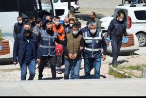 Beyzbol sopalaryla dvp, plak grntlerini paylatlar