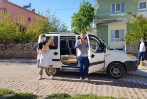 Frnclar hem ekmek satt, hem de vatandalara mzik dinletti