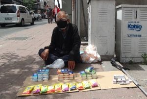 Sokaa kma izninde 71 yandaki adam sokakta tezgah at