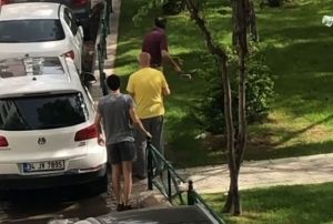 Sokak hayvanlarn rzkn tekmeledi, daha sonra zr diledi