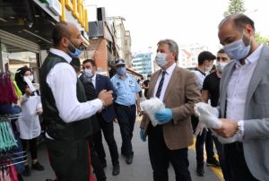 Bakan Palancolu, bayramdan nce esnaf ve vatandalara maske datt
