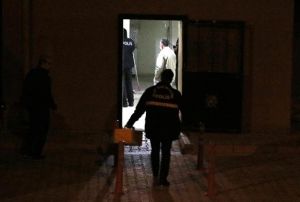 Bodrumda kendini asan genci, apartman grevlisi kurtard