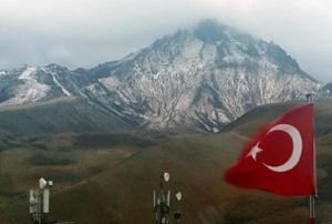 Erciyes'in eteklerinde karlar erimeye balad