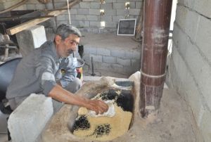 Deirmende susam tp tahin retiyor, alan bir daha alyor