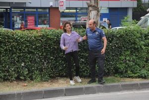 Sarho kadn taksiciye bak ekip aynalarn krd