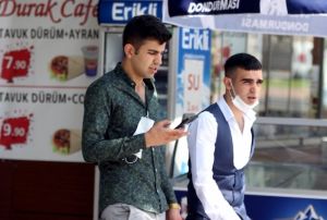 Yallar yzne genler bileine ve kulana takyor