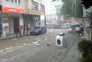 Sel sular nne ne kattysa srkledi...Bir kadn son anda kurtarld