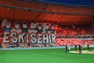 Eskiehirspor taraftarndan maskeli kareografi
