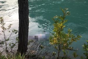 Fotoraf tutkunu kadn kanyonda suda bouldu