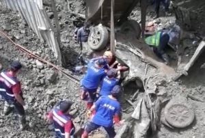 Artvin'de selde kaybolan 3 kiinin cesedi toprak altndaki aratan k