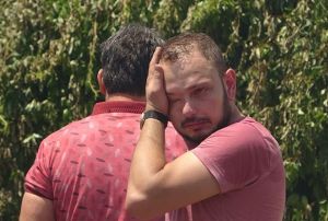 tfaiyenin almasn alayarak izledi