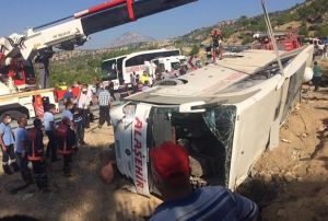 Mut'ta askerleri tayan otobs devrildi