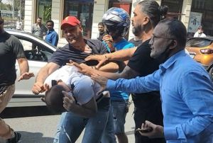 Arkadann eini otele arma iddiasna meydan daya