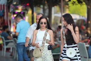 Turistler maske ve sosyal mesafe konusunda duyarsz