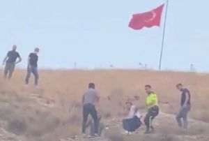 Trk bayran indirmeye alan ahs tutukland