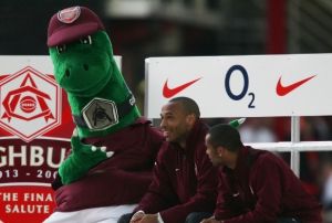 Arsenal, maskotun grevine son verdi