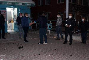 Hrsz kendisini fark eden kasiyeri baklayarak kat
