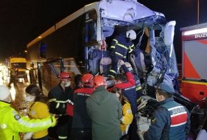 Otobs kamyona arkadan arpt: 1'i ar 16 yaral