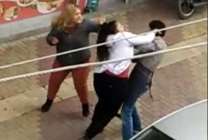 ki kz karde bir erkei sokak ortasnda dvd