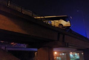 Yolcu dolu otobs TEM'de kontrolden kp viyadkte asl kald
