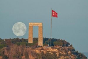ehitlik Abidesi ve dolunayn buluma an mest etti